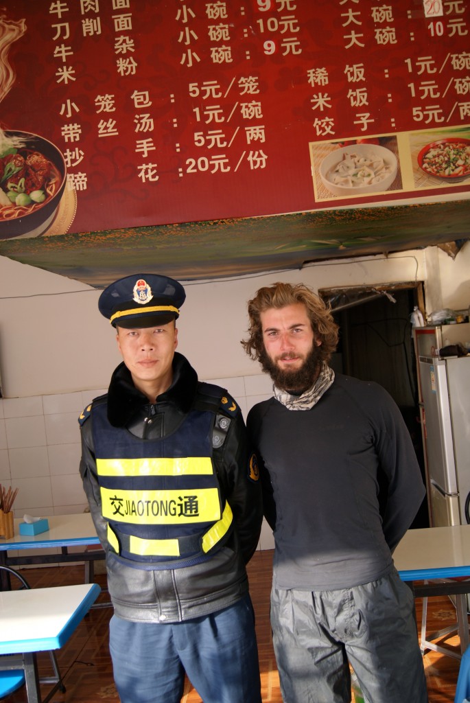 Un policier insiste pour prendre une photo avec nous et nous en faisons de même!